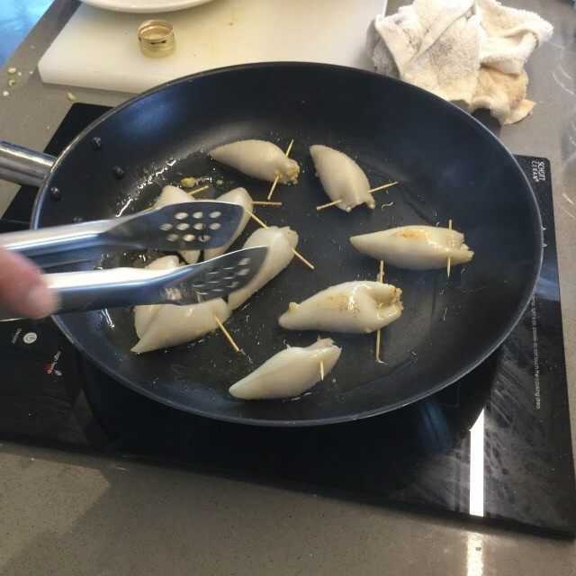 西班牙莎莎酱配酿鱿鱼,另起一锅,热油,将鱿鱼放入平底锅中稍稍煎香,两面金黄即可盛出备用