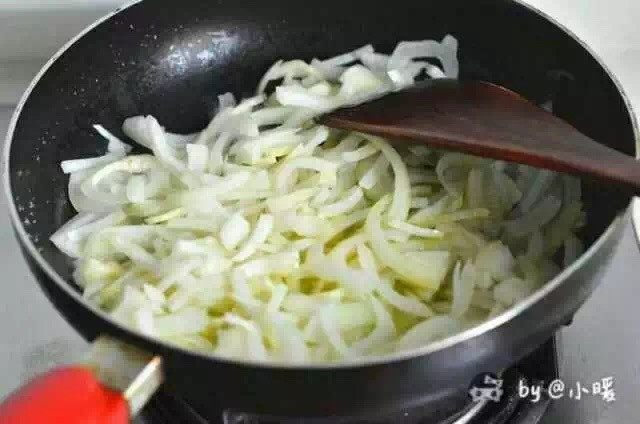 西班牙莎莎酱配酿鱿鱼,倒入洋葱丝翻炒,至洋葱变软变金黄色半透明
