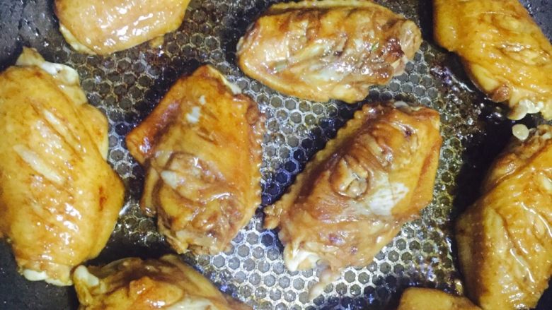 妖艳蜜汁可乐鸡翅🐔,油锅起火放入适量的橄榄油,依次放入鸡翅🤗煎至鸡翅两面7成熟,要注意翻面哦~不然会粘锅~