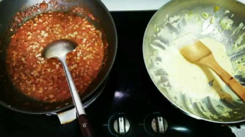 敲好吃肉酱千层面(๑•́ ؎ •̀๑),制作奶白酱:
1.黄油入锅融化 关火
2.慢慢往里筛<a style='color:red;display:inline-block;' href='/shicai/ 519'><a style='color:red;display:inline-block;' href='/shicai/ 519'>面粉</a></a> 一边筛一边用铲子划开避免凝成团 切记不要一碗全倒进去!(不要重复我的悲剧)
3.慢慢加入<a style='color:red;display:inline-block;' href='/shicai/ 219'>牛奶</a> 也是慢慢!搅拌到有酱的形态
4.撒些起司粉(可无) 盐 胡椒调味(盐和胡椒不用太多)