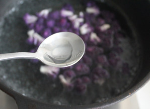 【素炒紫菜花】菜花界颜值第一担当 ,焯菜花的时候,放入一点白醋,这样煮出来的菜花颜色漂亮,不会氧化变色。
