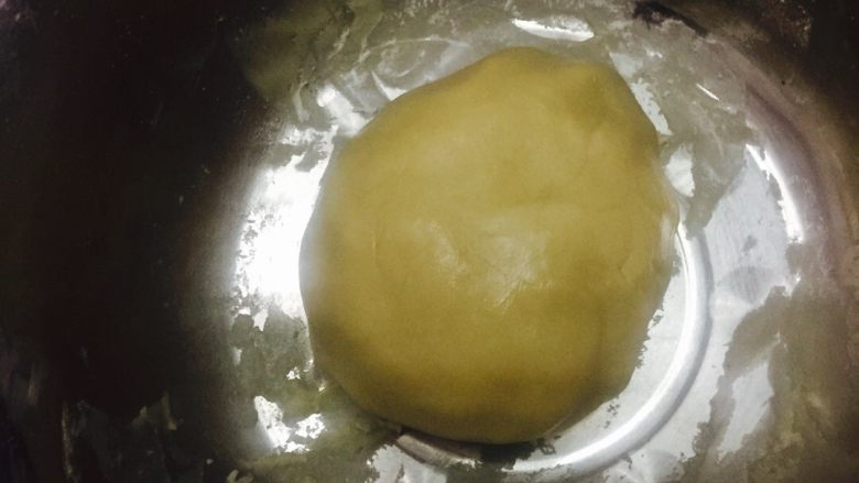 莲蓉蛋黄月饼,#搅拌至图中这种可以看见油亮光,用保鲜膜包好放入冰箱冷藏一小时#