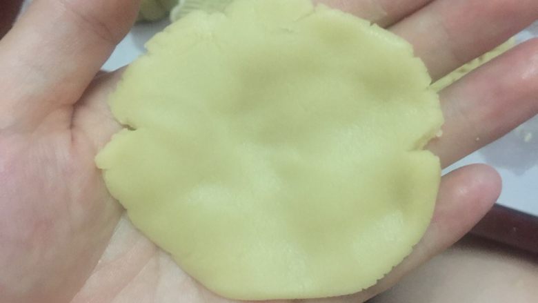 莲蓉蛋黄月饼,#把冷藏好的饼皮,分成15g一份,捏成饼皮#