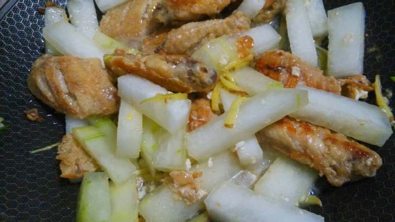 鸡翅冬瓜烧,翻面加入<a style='color:red;display:inline-block;' href='/shicai/ 10099'>冬瓜条</a>,翻炒均匀,再加盖煮