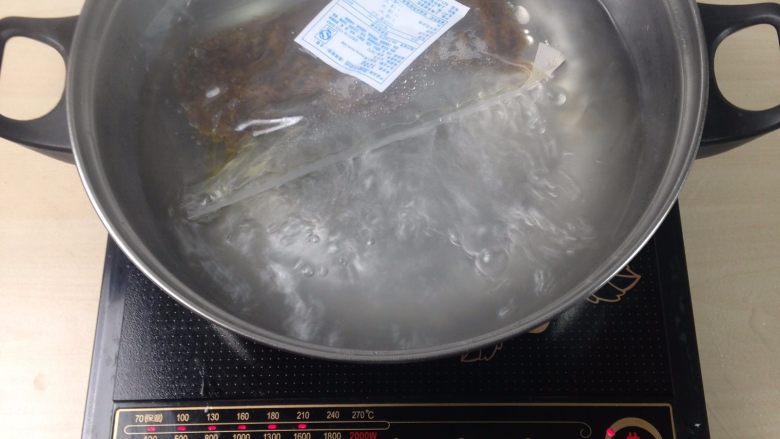 黑醋小排盖浇饭,料包放入开水中带包装水煮加热10分钟