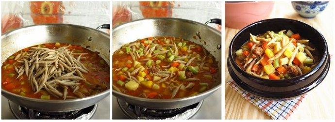 柔韧醇香的晋北砂锅莜面鱼鱼 ,锅中食材滚开后倒入蒸熟的莜面鱼鱼,小火煮一小会,汤汁略稠时关火。