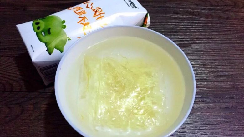 花朵牛奶布丁,吉利丁冷水泡软隔水融化
