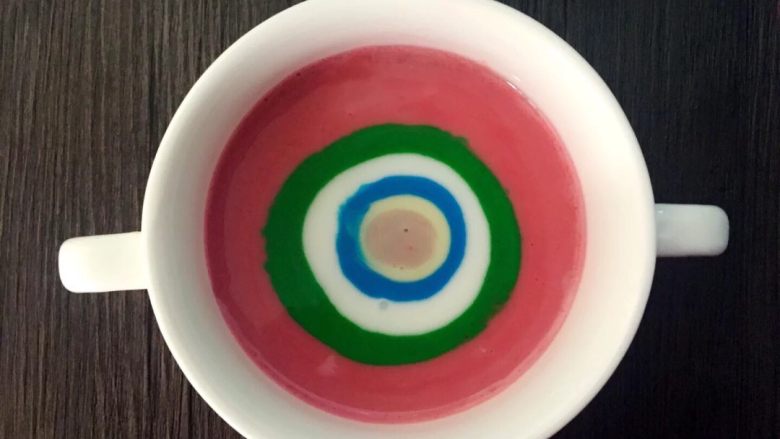 花朵牛奶布丁,将融化的吉利丁倒入加热的蒙牛嗨Milk牛奶中搅拌均匀
将牛奶分成六份，留一份其余五份分别放入不同口味的水果粉搅拌均匀，冷却后放入冰箱冷藏至牛奶快要结成冻取出，分别从容器中心点倒入如图
