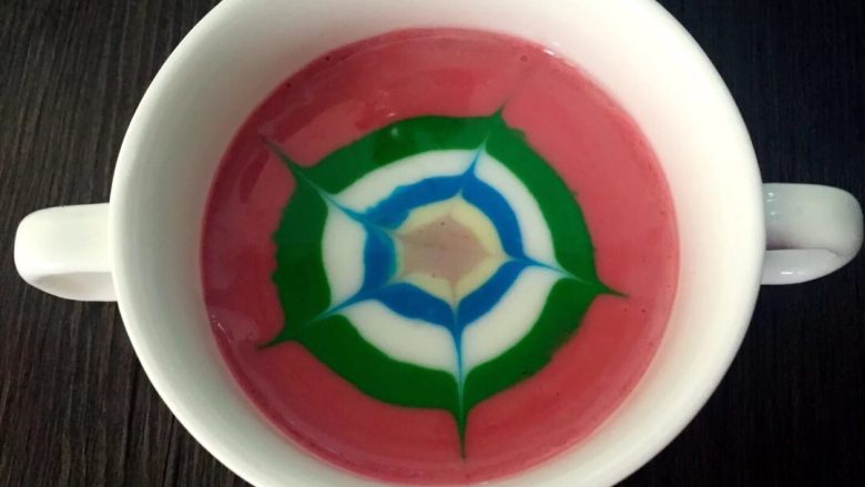 花朵牛奶布丁,用牙签从中心点向外画五条线
