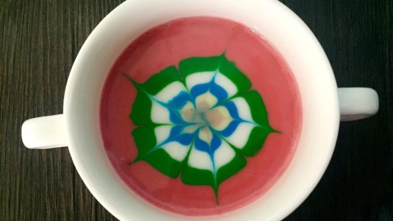 花朵牛奶布丁,再从两条相临的边中间由外向内画五条线如图
