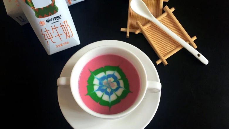 花朵牛奶布丁,入冰箱冷藏四个小时，美丽的牛奶布丁五彩缤纷味道也特别好哦！
