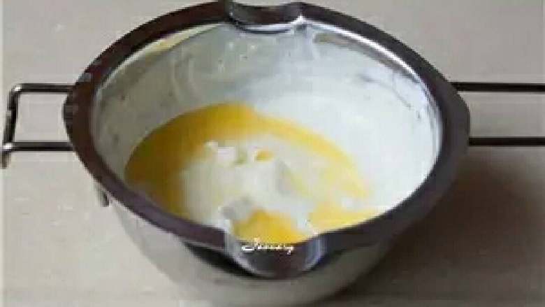 乳酪蛋糕,分三次加入融化好的黄油,搅拌均匀;