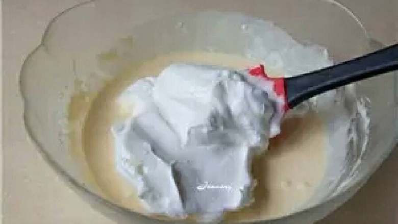 乳酪蛋糕,取三分之一蛋白霜至奶酪蛋黄糊中,用刮刀翻拌均匀,再取剩下的二分之一蛋白霜继续翻拌均匀,直到看不到蛋白状态;