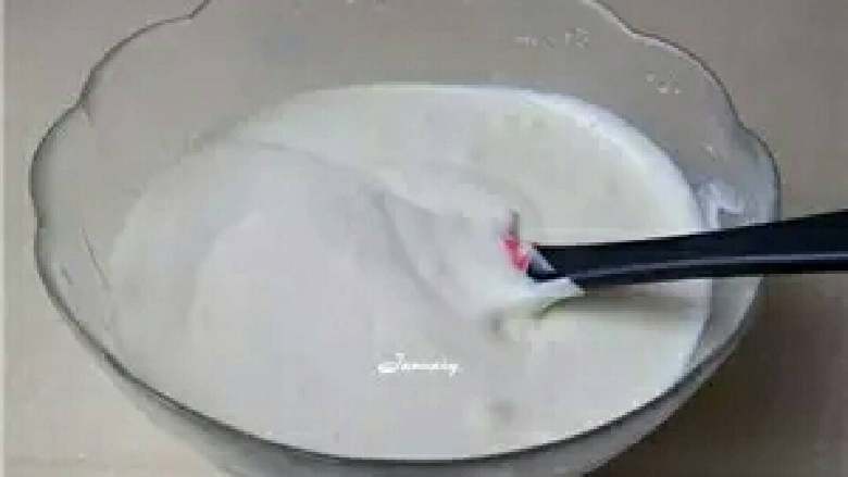 乳酪蛋糕,倒入蛋白霜盆中,继续翻拌均匀;