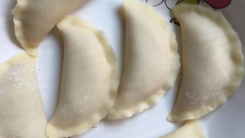 自制菜肉小煎饼,把馅儿放入<a style='color:red;display:inline-block;' href='/shicai/ 4346'>饺子皮</a>直接两头粘起,太干蘸点儿水,太湿用点儿面粉。