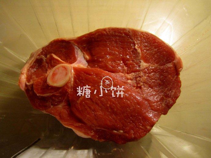 【迷迭香烤羊腿】中西混搭版,羊腿表面抹上1汤匙孜然粉和一层细盐,腌制一夜