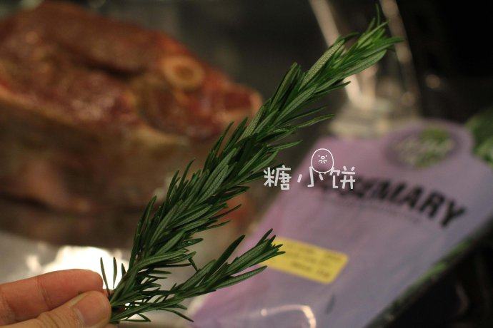 【迷迭香烤羊腿】中西混搭版,这是新鲜的迷迭香,洗净剪成小段