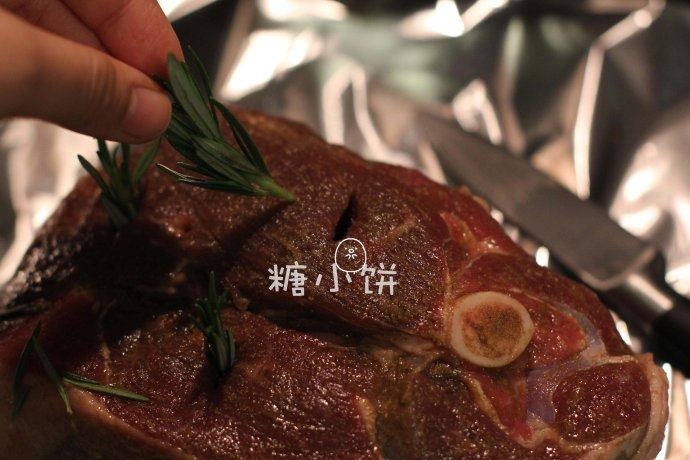 【迷迭香烤羊腿】中西混搭版,在羊腿表面用小刀扎几个孔,插入迷迭香