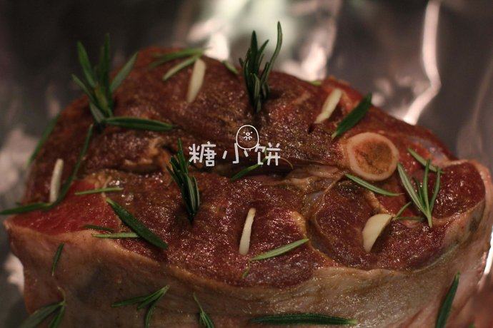 【迷迭香烤羊腿】中西混搭版,独头蒜去皮切片,一部分也扎孔埋到羊肉内,一部分用于铺底