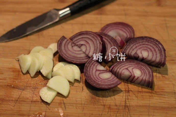 【迷迭香烤羊腿】中西混搭版,洋葱去皮切厚片