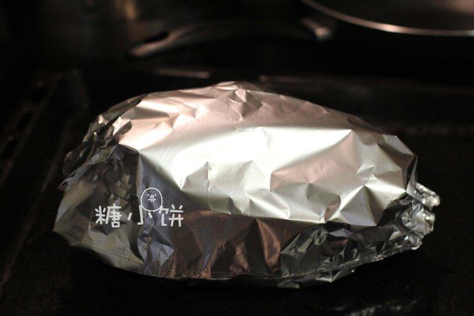 【迷迭香烤羊腿】中西混搭版,用锡纸把羊腿包好,200℃循环热风烤1个小时
