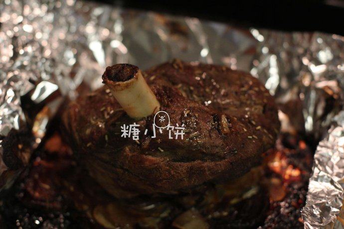 【迷迭香烤羊腿】中西混搭版,送回烤箱再烤50分钟即可,取出以后切片食用