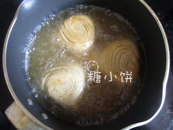 【咖喱酥角】,中间包入咖喱土豆馅。跟做糖三角类似,捏成三角形,捏合的边舀捏紧捏薄,全部做好以后收口朝下,表面有明显层次的纹路