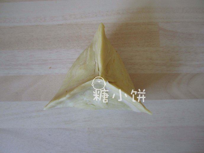 【咖喱酥角】,卷起来成一个筒形,切分出12个剂子,切面有明显的层次,切出的剂子压扁,稍稍擀开成面皮