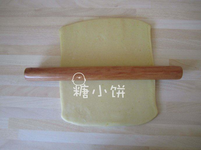 【咖喱酥角】,三折好的面团再次擀成长方形,跟之前一样再做一次三折。总共就做这两次三折,擀开成厚6MM左右的方形面片