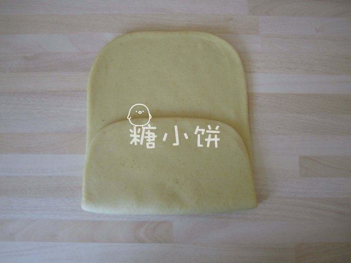 【咖喱酥角】,用擀面杖向四个角的方向擀开成长方形,在三分之一处从下向中间折叠,上面也翻折下来,完成一次三折