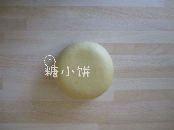 【咖喱酥角】,收口朝下压扁,盖保鲜膜静置松弛5分钟