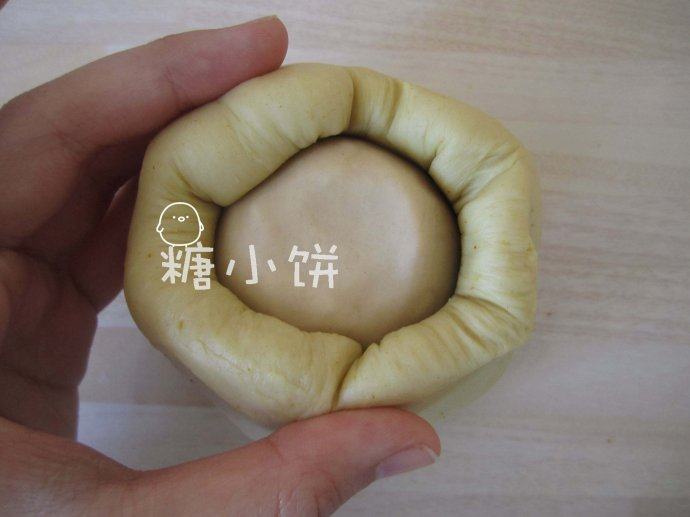 【咖喱酥角】,油皮面团压扁,包入油酥面团,放在手掌的虎口处收拢捏合