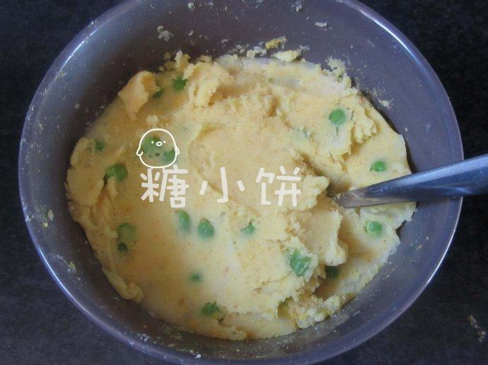 【咖喱酥角】,加入提前焯熟的豌豆粒,加入咖喱粉拌匀