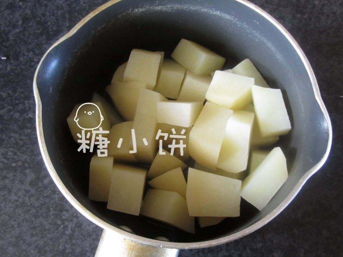 【咖喱酥角】,土豆去皮切块,煮熟至可以用筷子轻松扎穿