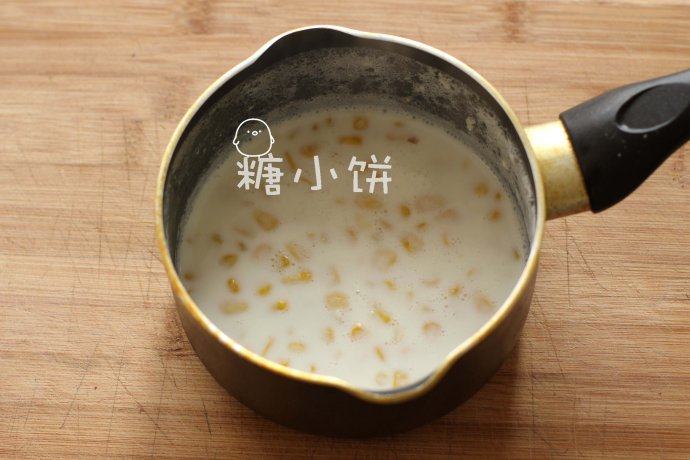 玉米浓汤,玉米粒不需要解冻,加牛奶煮沸2-3分钟