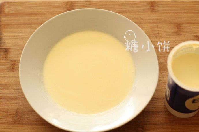 玉米浓汤,过滤一遍即可。玉米和牛奶都有甜味,不加调味料是微甜的.