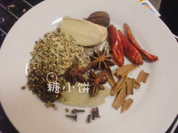 原汤牛筋滚子面,牛筋洗净加入八角，干辣椒，姜，草果，小茴香，花椒，香叶，丁香，桂皮