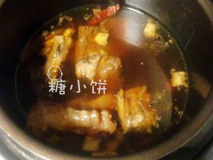 原汤牛筋滚子面,加入料酒,酱油和糖之后再加入适量清水至没过牛筋。电高压锅上汽后压1个小时。高压锅自然放气后取出切成小块.