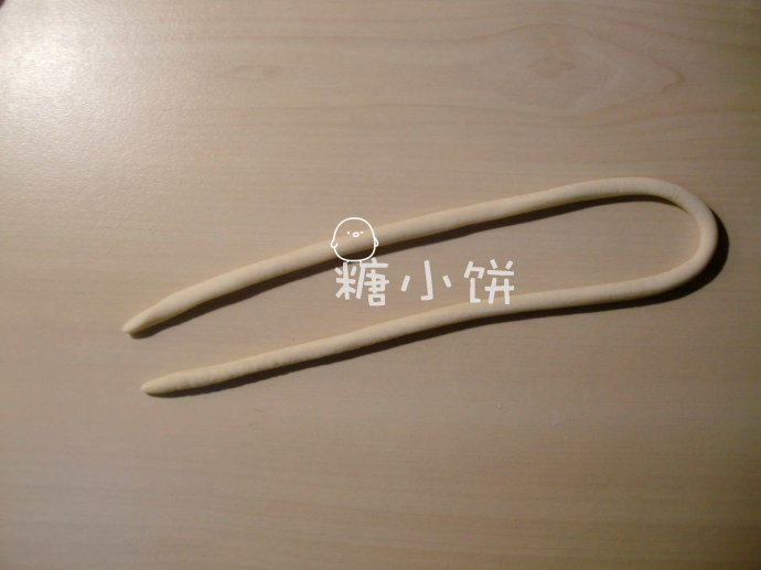 原汤牛筋滚子面,用手搓圆搓长,两端会自然搓得略尖.全部搓好的面条中间撒一些干粉防沾