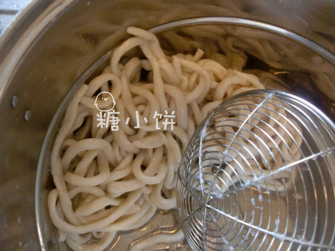 原汤牛筋滚子面,坐一锅热水,水里加1茶匙盐。下入面条煮熟