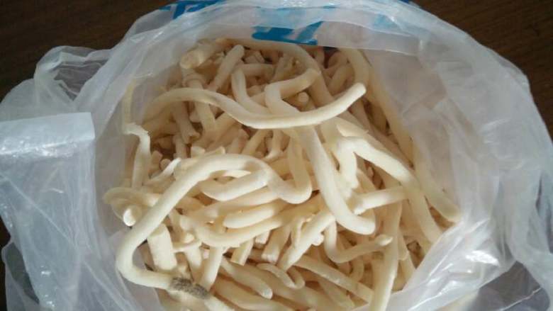 鱼尾通草催奶汤,通草洗好