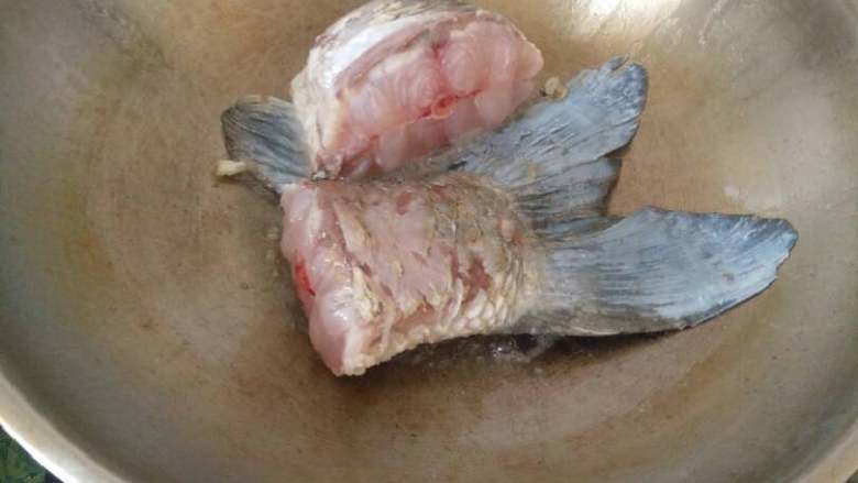 鱼尾通草催奶汤,鱼尾煎两面黄，我用猪油。