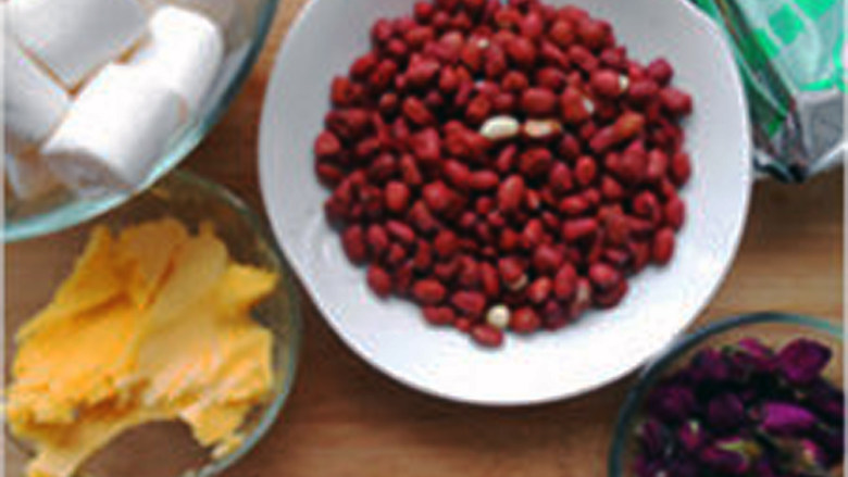 玫瑰花生牛轧糖,花生170度烤熟（根据喜好去皮或者不去皮）。其他坚果如果是生的也烤熟。