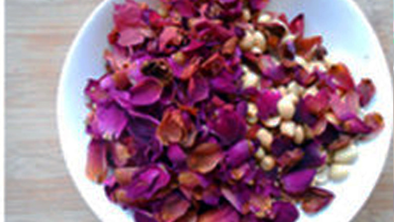 玫瑰花生牛轧糖,玫瑰花取缔留瓣，抹茶粉与奶粉混合备用。