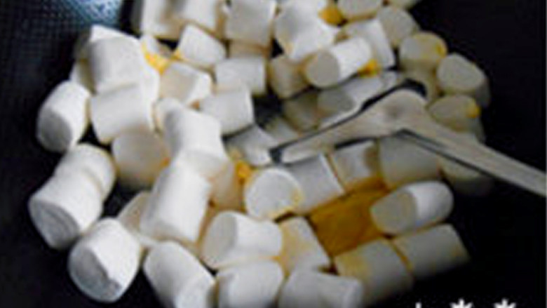 玫瑰花生牛轧糖,黄油入锅融化，加入棉花糖，炒至变软，加入奶粉拌匀，再加入其他辅助材料，加入坚果，拌匀。