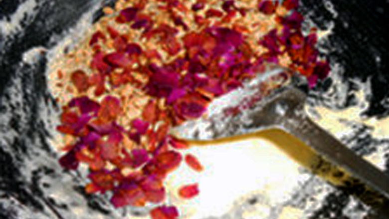 玫瑰花生牛轧糖,出锅，垫油纸，抹平，晾凉。