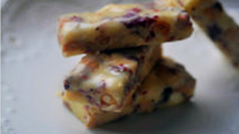 玫瑰花生牛轧糖,切块，包糖纸，完成。