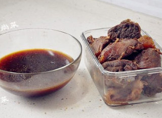 #八珍盛宴#鸿运如牛之无水卤牛肉 ,凉透后将牛肉捞出。汤汁过滤到保鲜盒中,可以用来做牛肉面的汤底,也可以放冰箱冷冻做下次
的老卤汁。因为是牛腱子,筋多,所以煮好的汤汁凉透后就像皮冻一样,满满的胶质。
