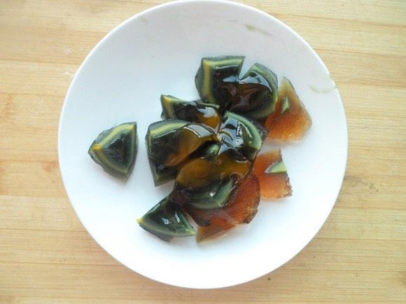 夏日清爽家常凉菜黄瓜拌鸡蛋,皮蛋切小块