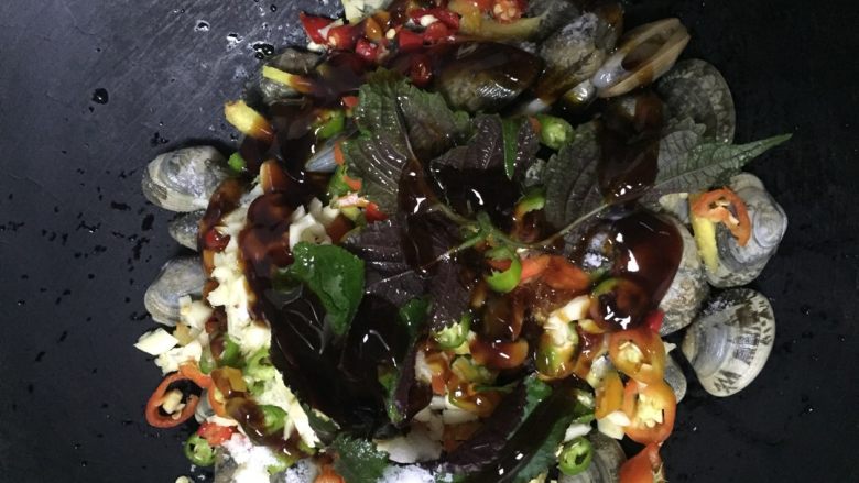 花甲粉,然后放适量的盐,油,糖,料酒,醋,蚝油,生抽,然后加上清水,水加到刚好淹没花甲即可,就可以开过煮花甲